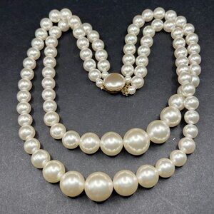 Vintage Japan faux pearl necklace